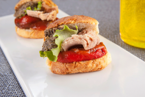 BRIOCHE DE MELVA CON TAPENADE DE KALAMATA
