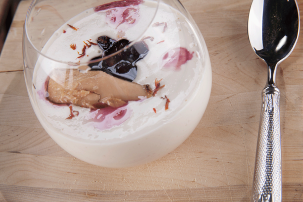 CREMOSO DE NUECES DE MACADAMIA CON MELVA Y UVA SALTEADA