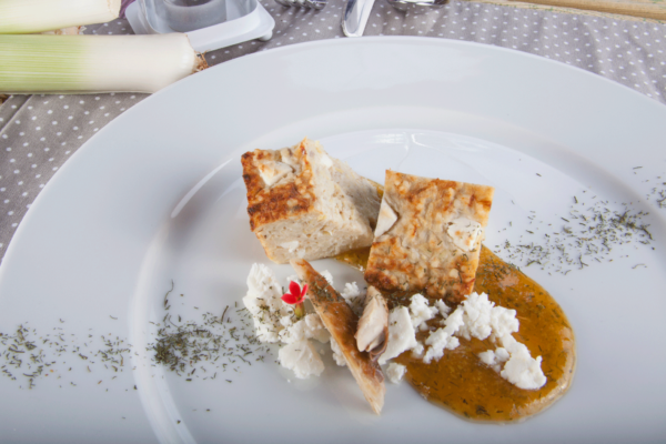 PASTEL DE PUERRO Y CABALLA CON SALSA DULCE DE MOSTAZA