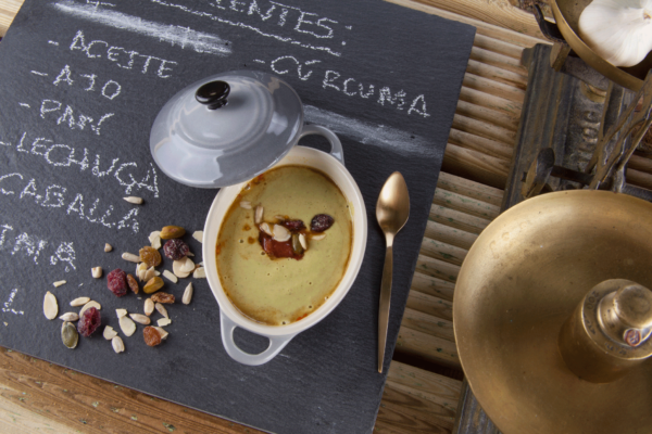 SALMOREJO DE CABALLA CON TOMATE CONFITADO Y FRUTOS SECOS